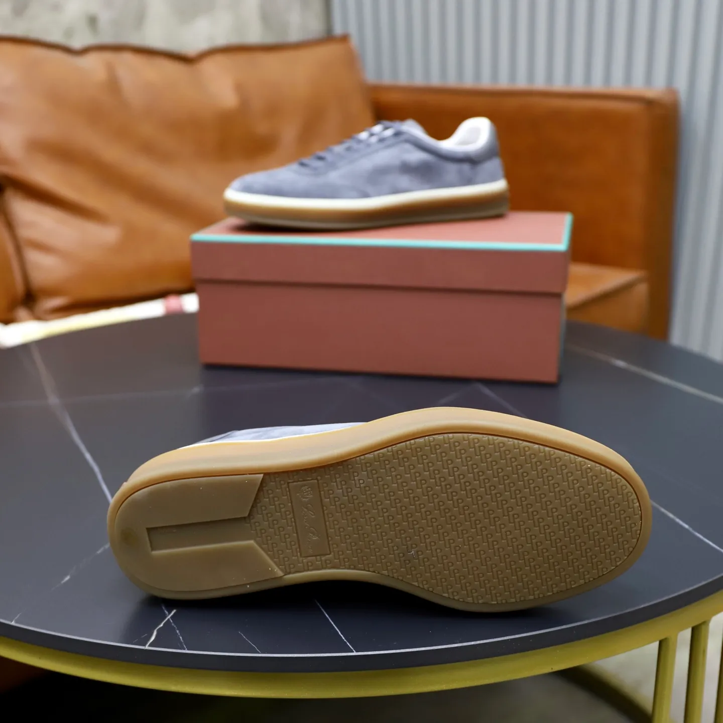 Ex-factory price: 560💰Loro Riana men’s moral training sneakers! Made from high-quality materials and designed in a low-cut silhouette, it offers an elegant and stylish look that's suitable for year-round wear. The unique double-layer sole aesthetic design, caramel cup-shaped outsole is decorated with off-white rubber trim, creating an attractive color combination. Pair with tailored pieces or jeans for a sophisticated yet casual look. The heel is decorated with soft cow leather tongue with Kummel color inserts and cotton laces with embossed LP logo. Upper: cow split suede. Lining: original thickened soft sheepskin. Size: 38-39-40-41-42-43-44 (customized in 45.46)